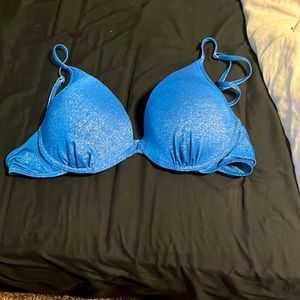 idk, blue and it was from a expensive store but got it on sale